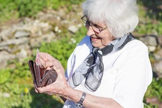 Pobírá důchod 30 410 Kč a není spokojená, zatímco student se dře o víkendu za 140 Kč na hodinu - Médium.cz